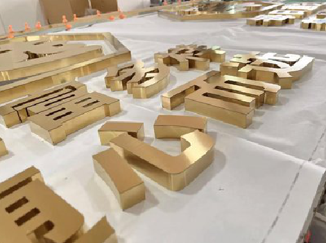 进贤拉丝不锈钢字的特点。