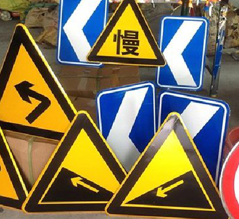 进贤标识标牌中颜色的确定是很重要的。